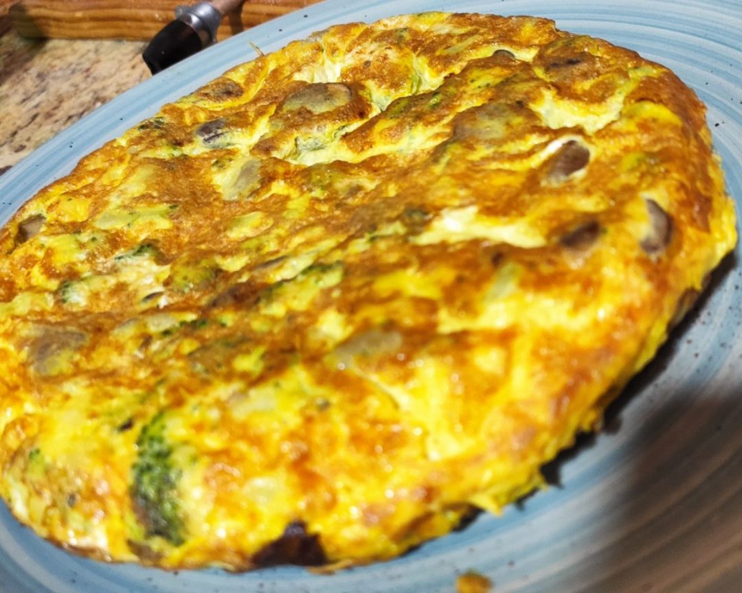 Tortilla de brócoli y champiñones Tortilla de brócoli y champiñones