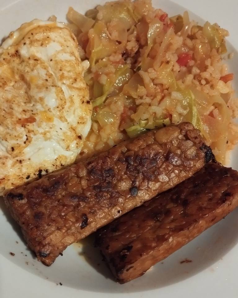 Arroz integral y salteado de verduras con Tempeh