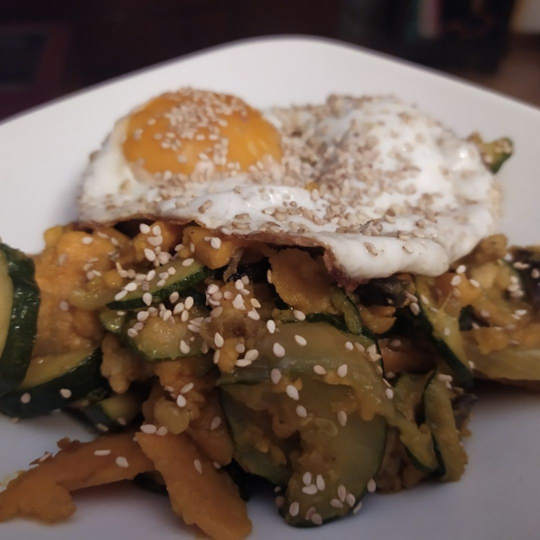 Huevo a la plancha con verduras y boniato