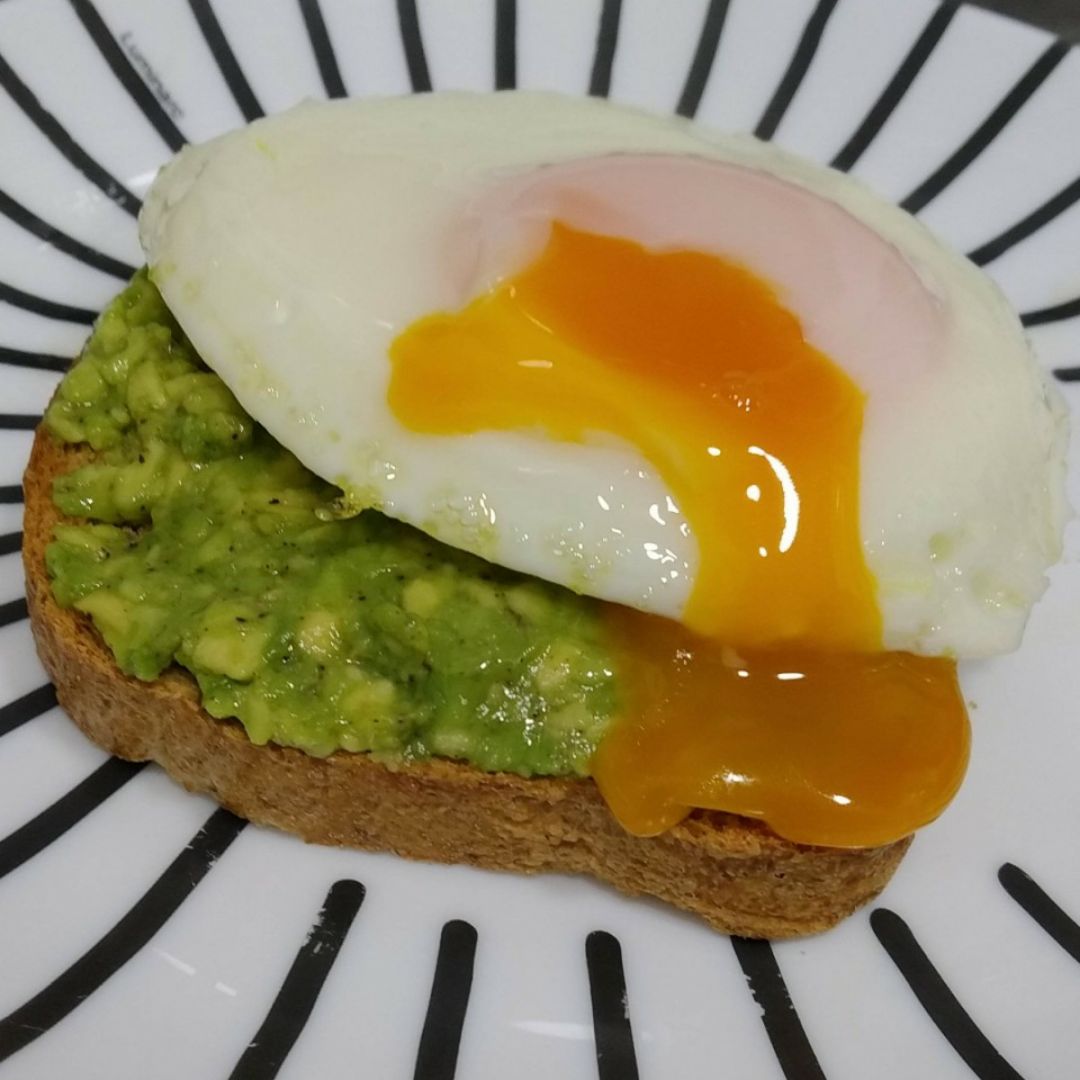 Tostada de aguacate con huevo Tostada de aguacate con huevo