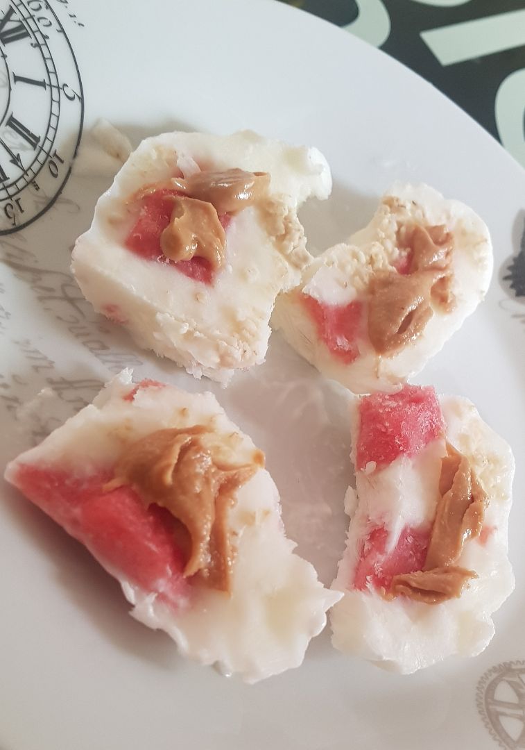Yogur congelado con sandia, avena y crema de cacahuete casera. Yogur congelado con sandia, avena y crema de cacahuete casera.