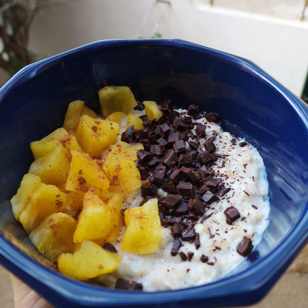 Porridge de avena con manzana asada, canela y chocolate 85% Porridge de avena con manzana asada, canela y chocolate 85%
