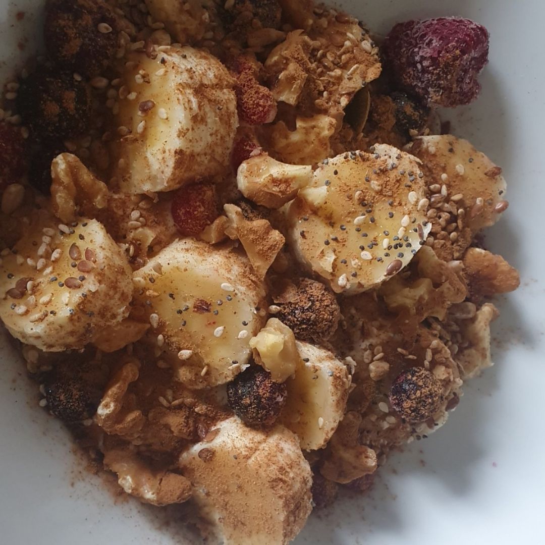 Queso fresco con plátano y frutos rojos