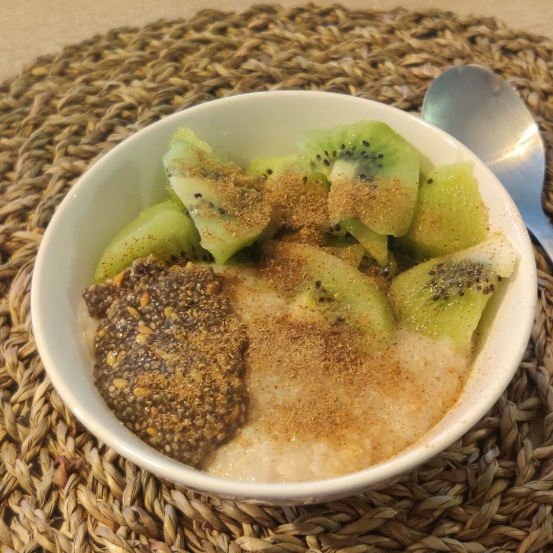 Gachas de avena con kiwi, semillas y canela 😊 Gachas de avena con kiwi, semillas y canela 😊