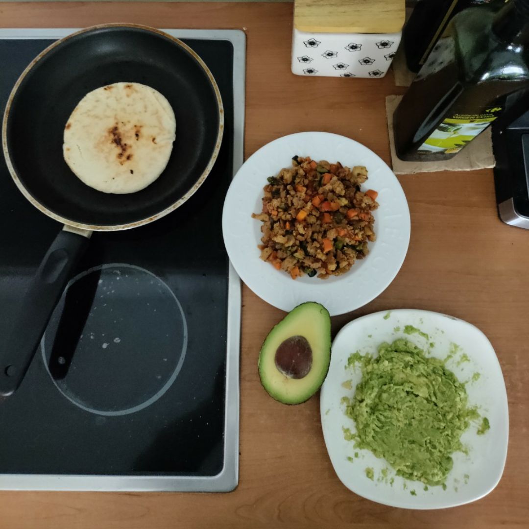 Pan de pita con soja texturizada, verduras y guacamole Pan de pita con soja texturizada, verduras y guacamole
