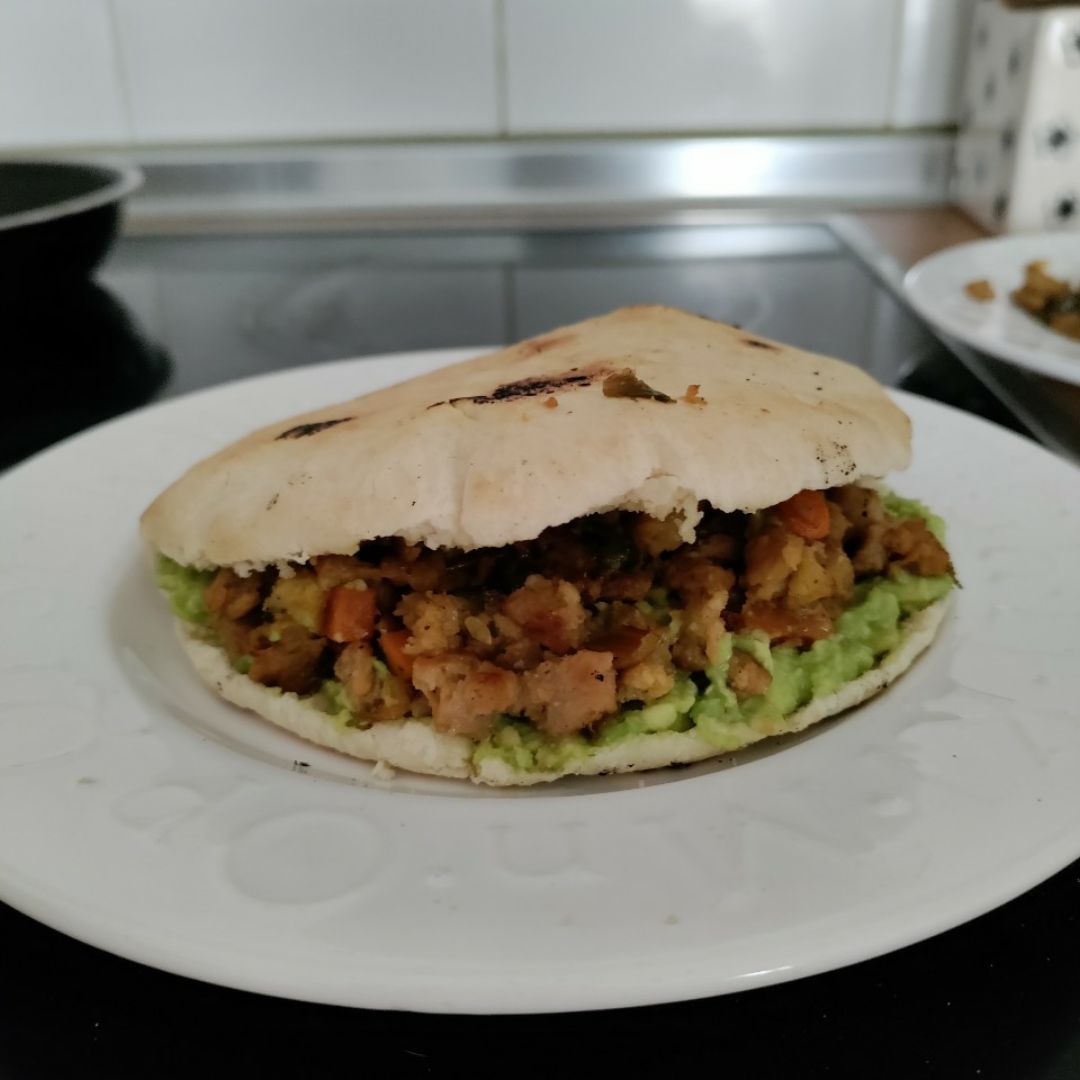 Pan de pita con soja texturizada, verduras y guacamole Paso 2 Pan de pita con soja texturizada, verduras y guacamole Paso 2
