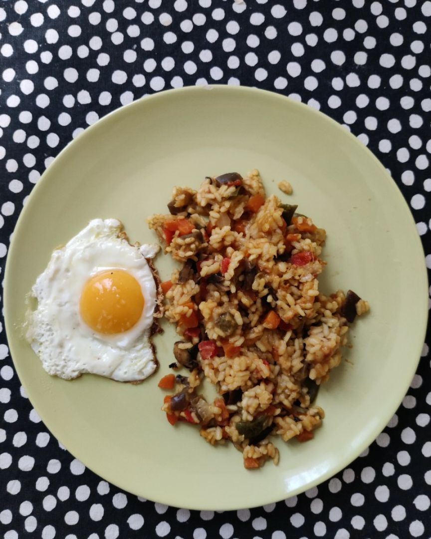 Arroz con verduras y huevo Arroz con verduras y huevo
