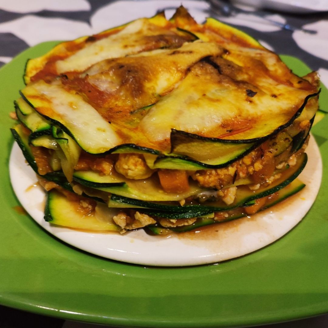 Lasaña de calabacín, verduras variadas y carne picada de pollo