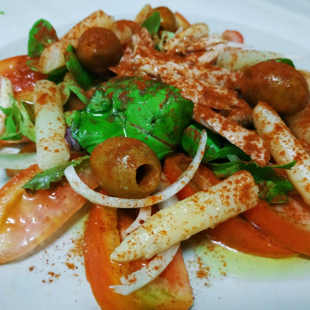 Ensalada de tomate con ventresca Ensalada de tomate con ventresca