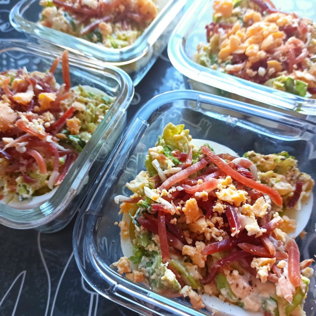 Huevos rellenos con lechuga y jamón serrano Huevos rellenos con lechuga y jamón serrano