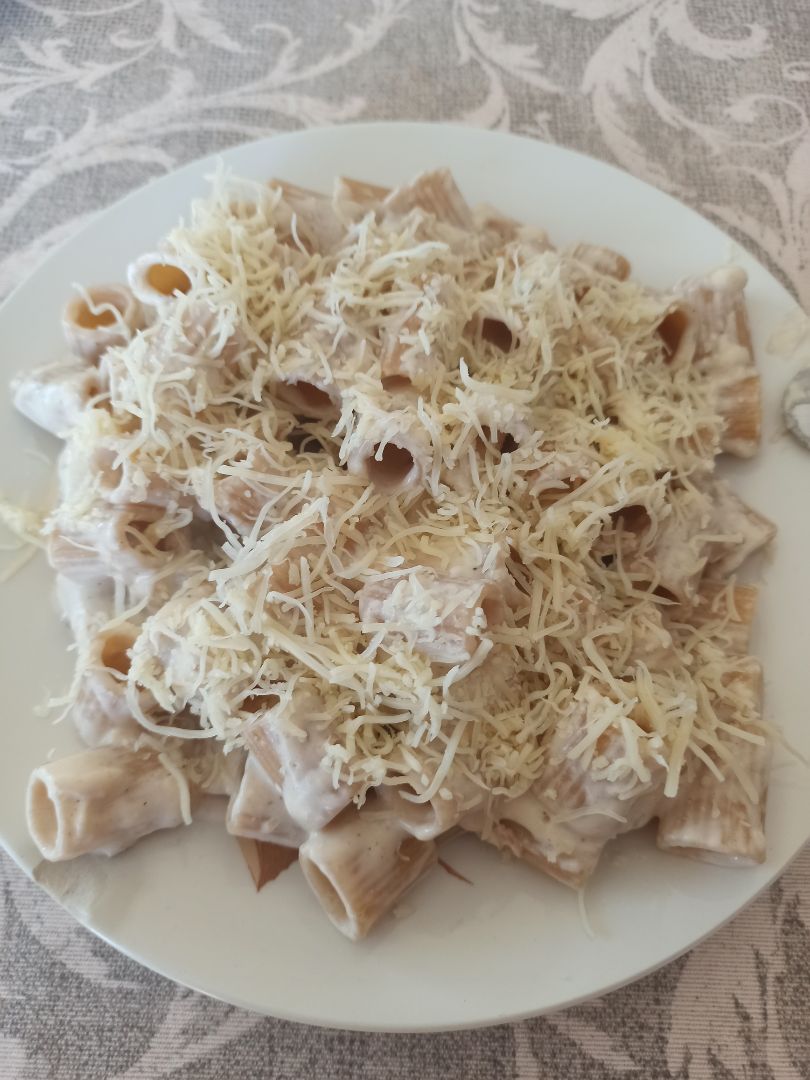 Pasta con gorgonzola y nueces. Pasta con gorgonzola y nueces.