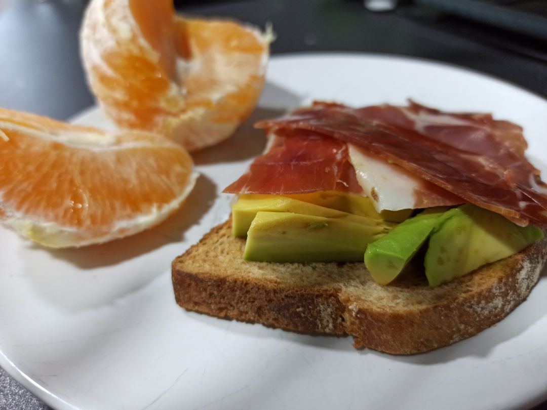 Tosta de aguacate y jamón con naranja Tosta de aguacate y jamón con naranja