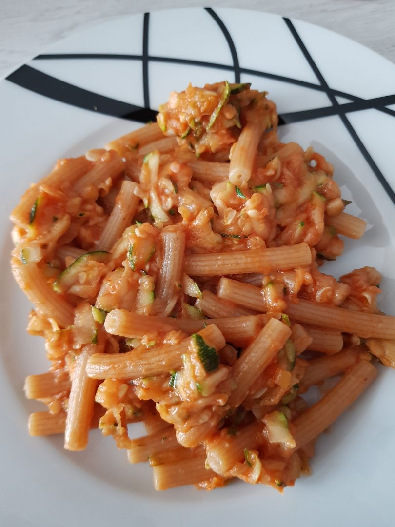 Macarrones integrales con calabacin y salsa de tomate Macarrones integrales con calabacin y salsa de tomate