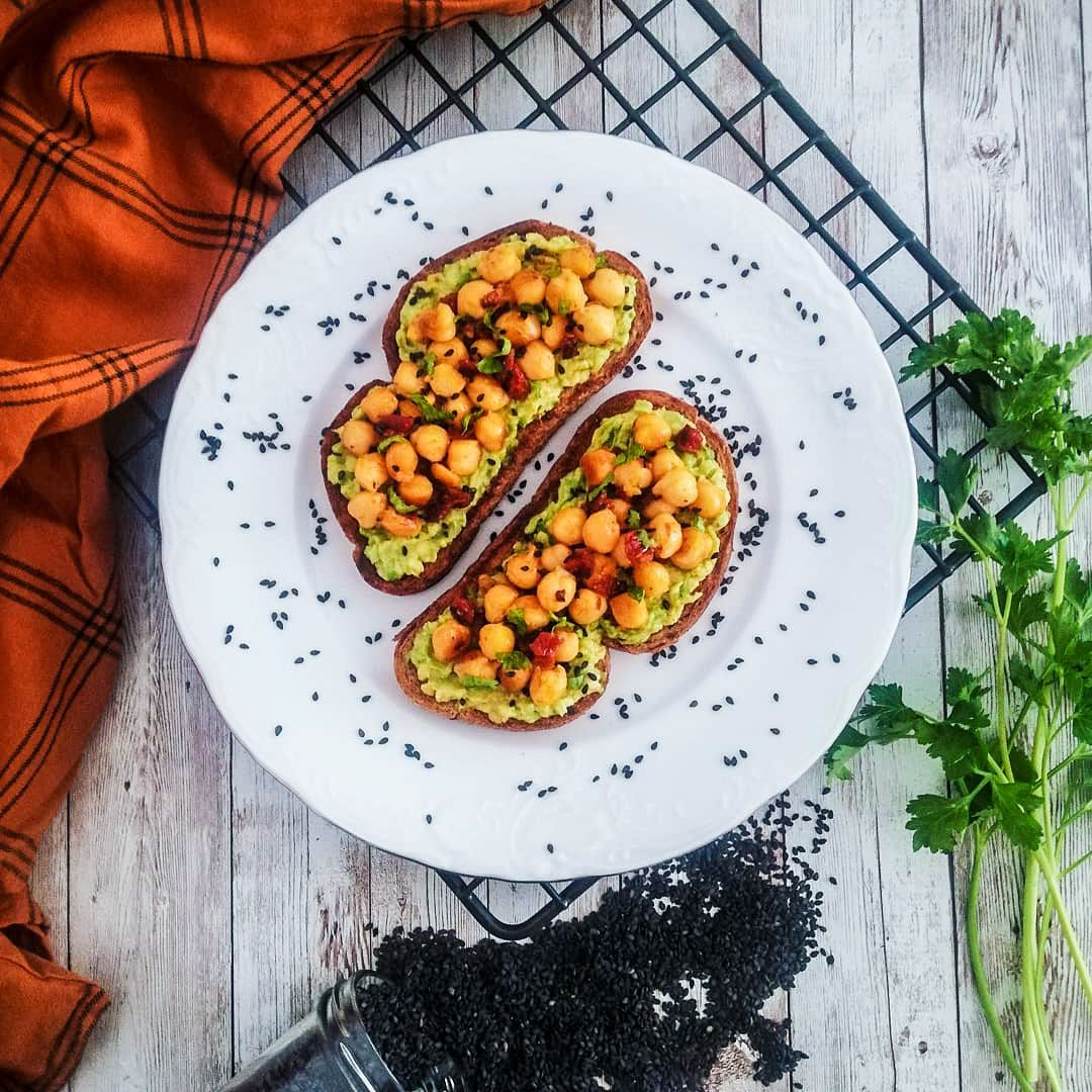 馃 TOSTADAS DE AGUACATE, GARBANZOS Y TOMATE SECO 馃崊 馃 TOSTADAS DE AGUACATE, GARBANZOS Y TOMATE SECO 馃崊