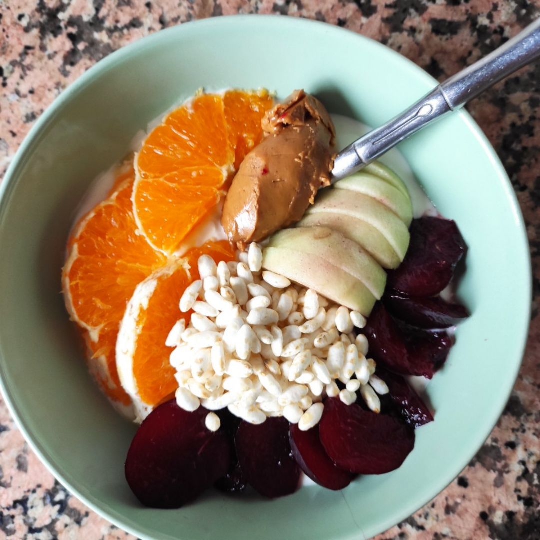 Bol de queso con arroz inflado, naranja y ciruelas Bol de queso con arroz inflado, naranja y ciruelas