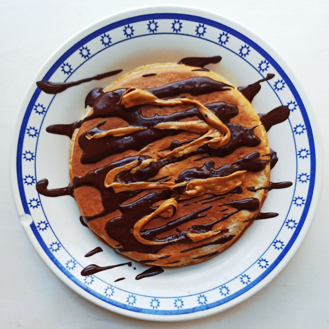 Tortitas de avena con crema de cacahuete y chocolate Tortitas de avena con crema de cacahuete y chocolate