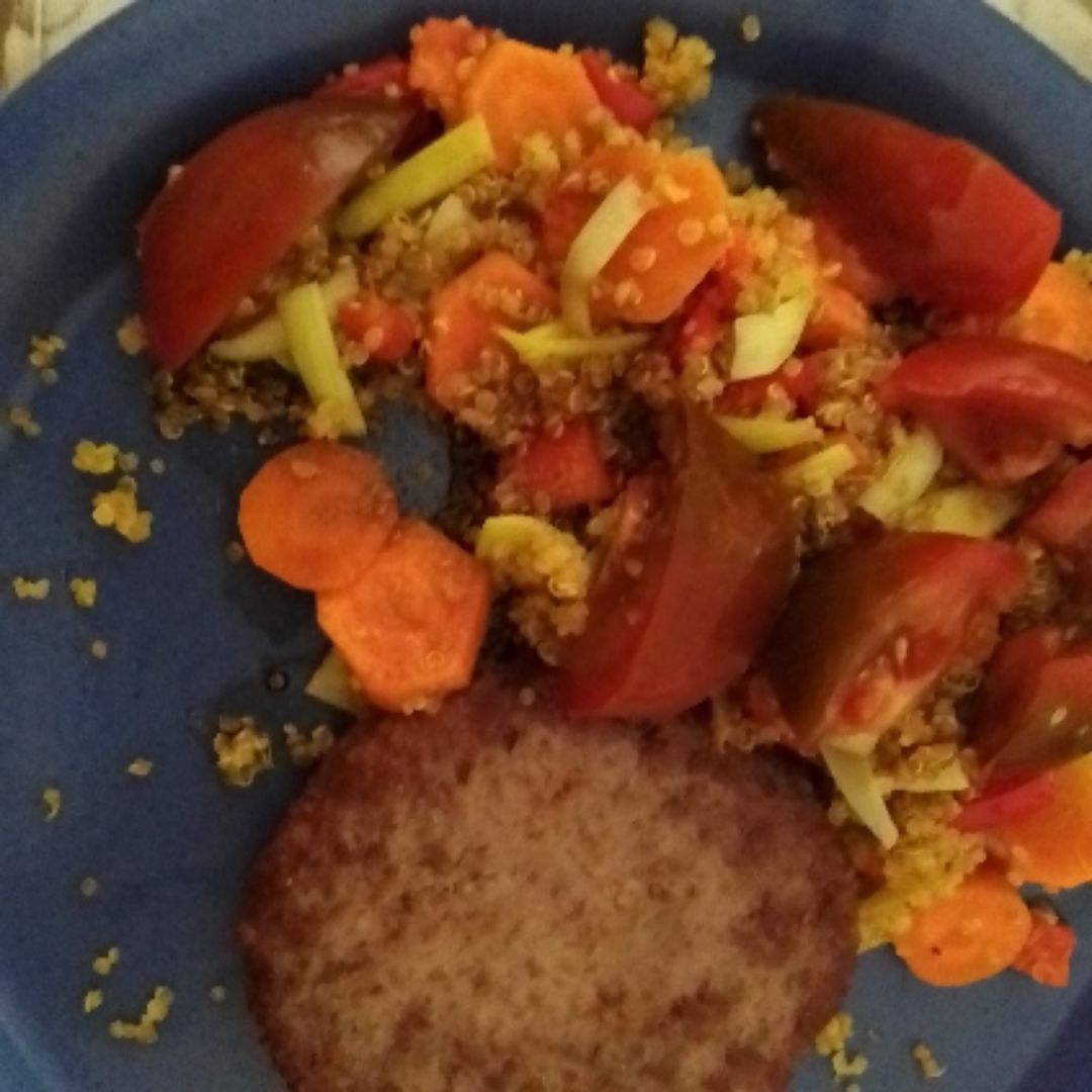 Quinoa con pimiento rojo, zanahoria, apio, tomate, y hamburguesa de vacuno...para los aliños en la descripción.
