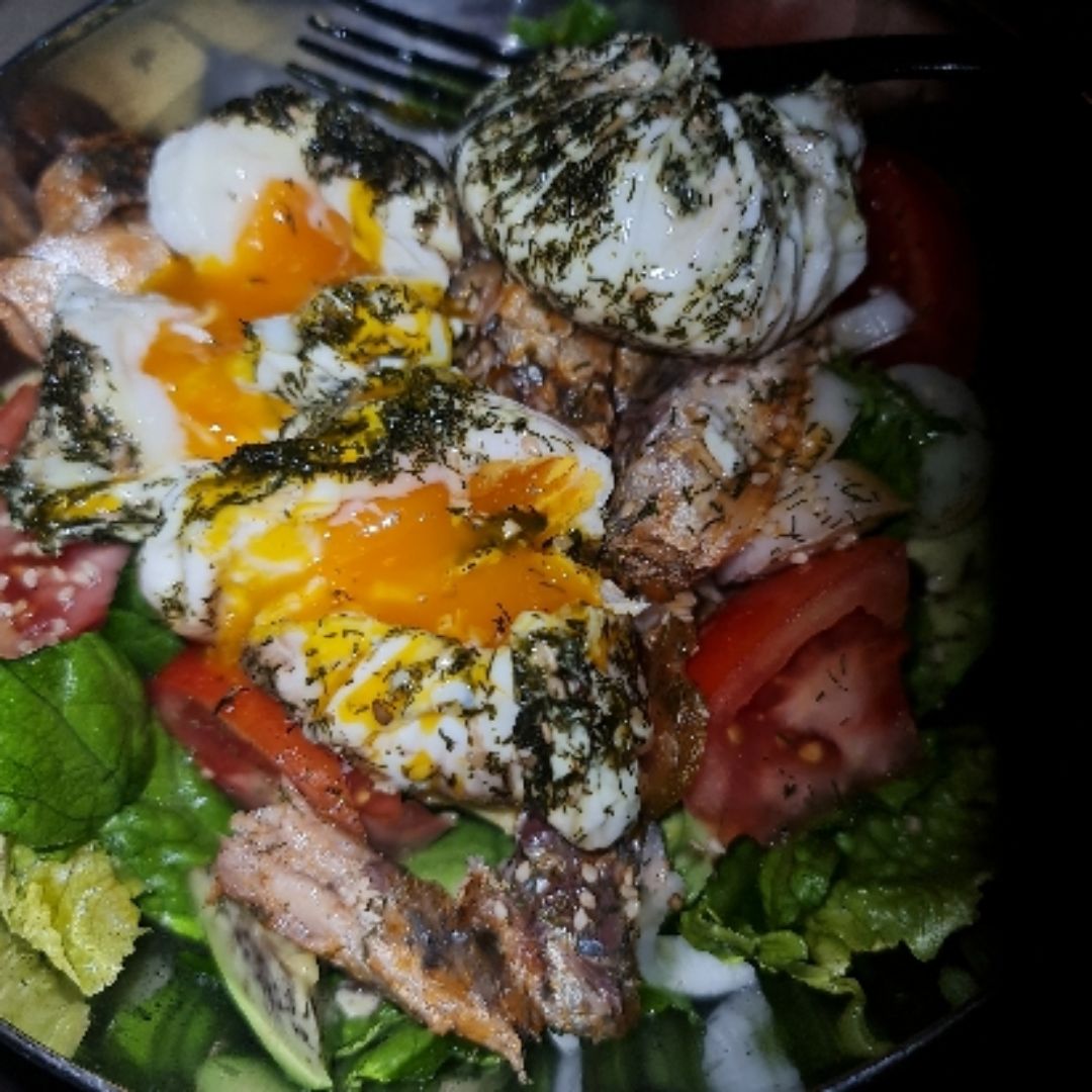 Ensalada con huevos escalfados y sardinas Ensalada con huevos escalfados y sardinas