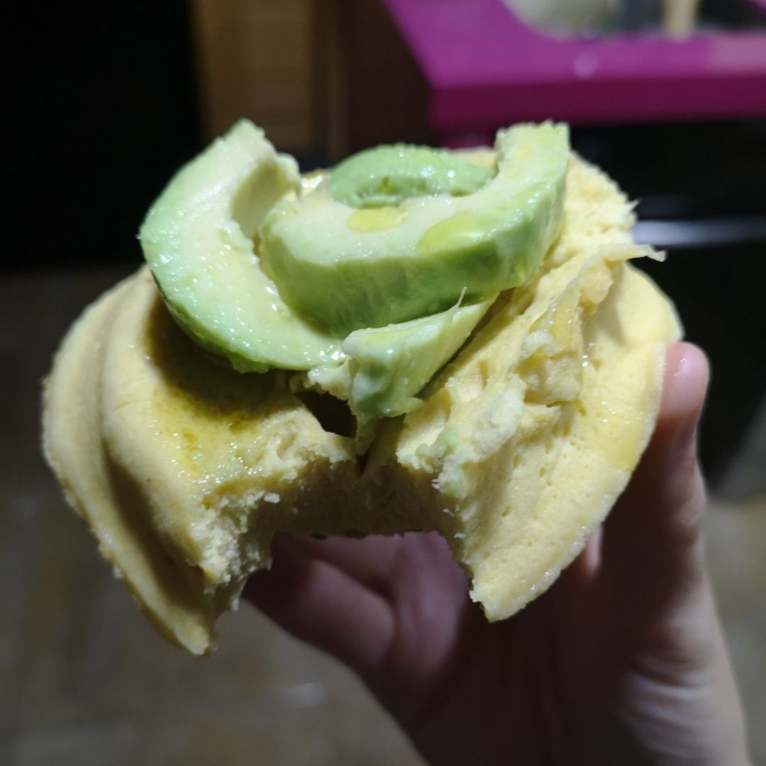 Tostada de aguacate con masa de harina de garbanzo Tostada de aguacate con masa de harina de garbanzo