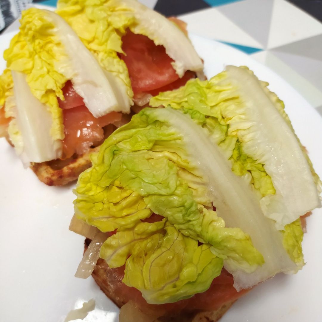 Gofre de patata con salmón y verduras Gofre de patata con salmón y verduras
