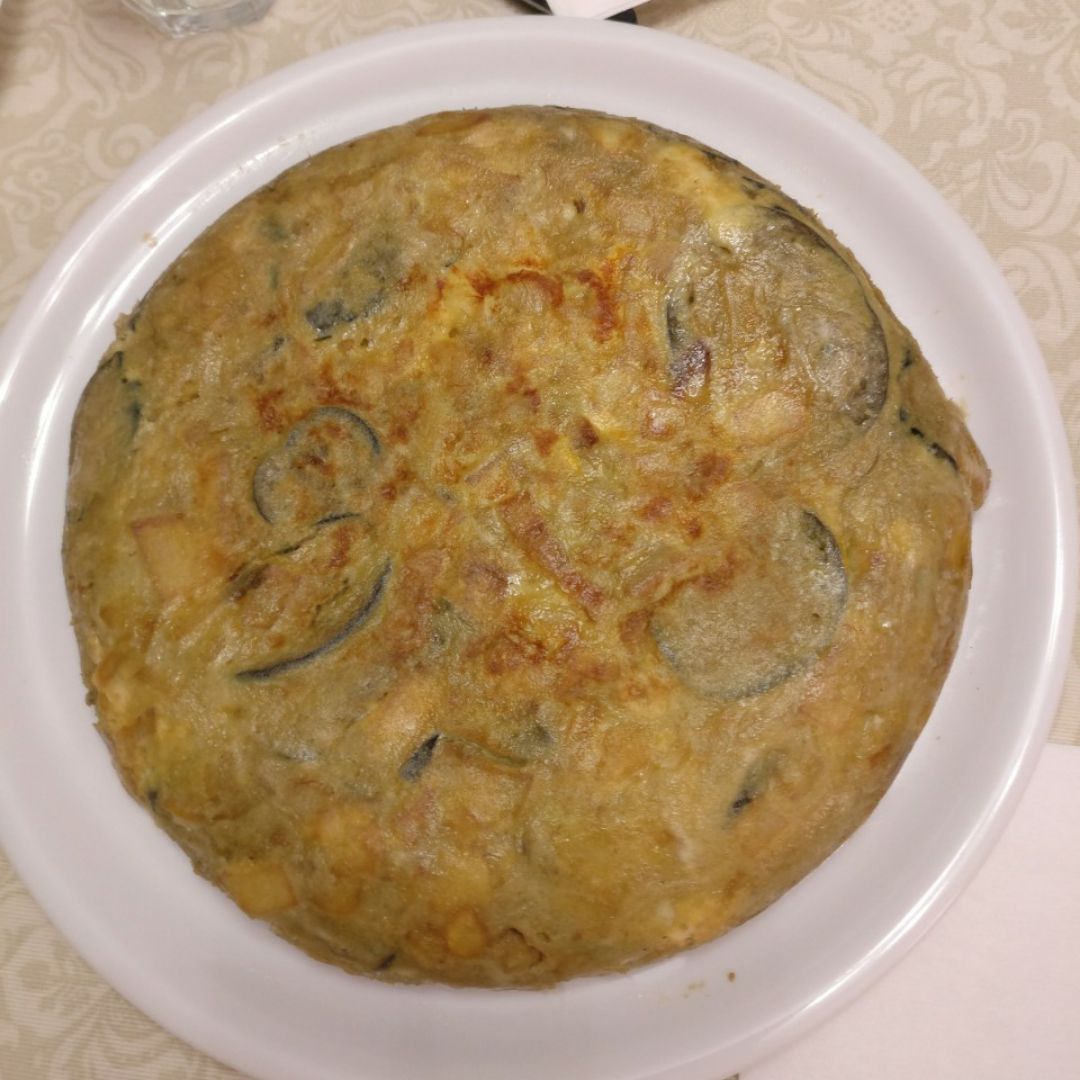 Tortilla de patatas, con berenjena, queso gouda y jamón york apto Tortilla de patatas, con berenjena, queso gouda y jamón york apto