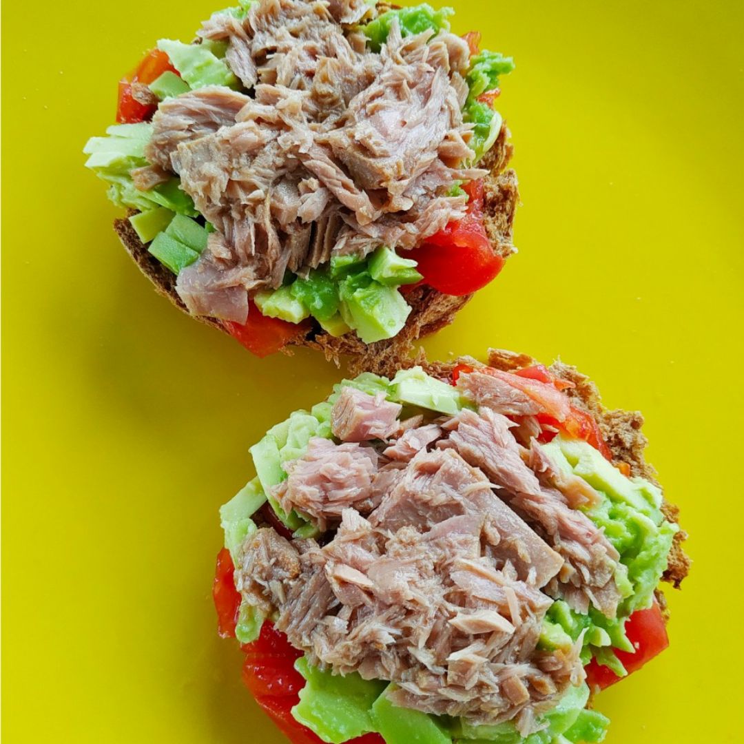 Panecillo integral con 🍅🥑🐟 Panecillo integral con 🍅🥑🐟
