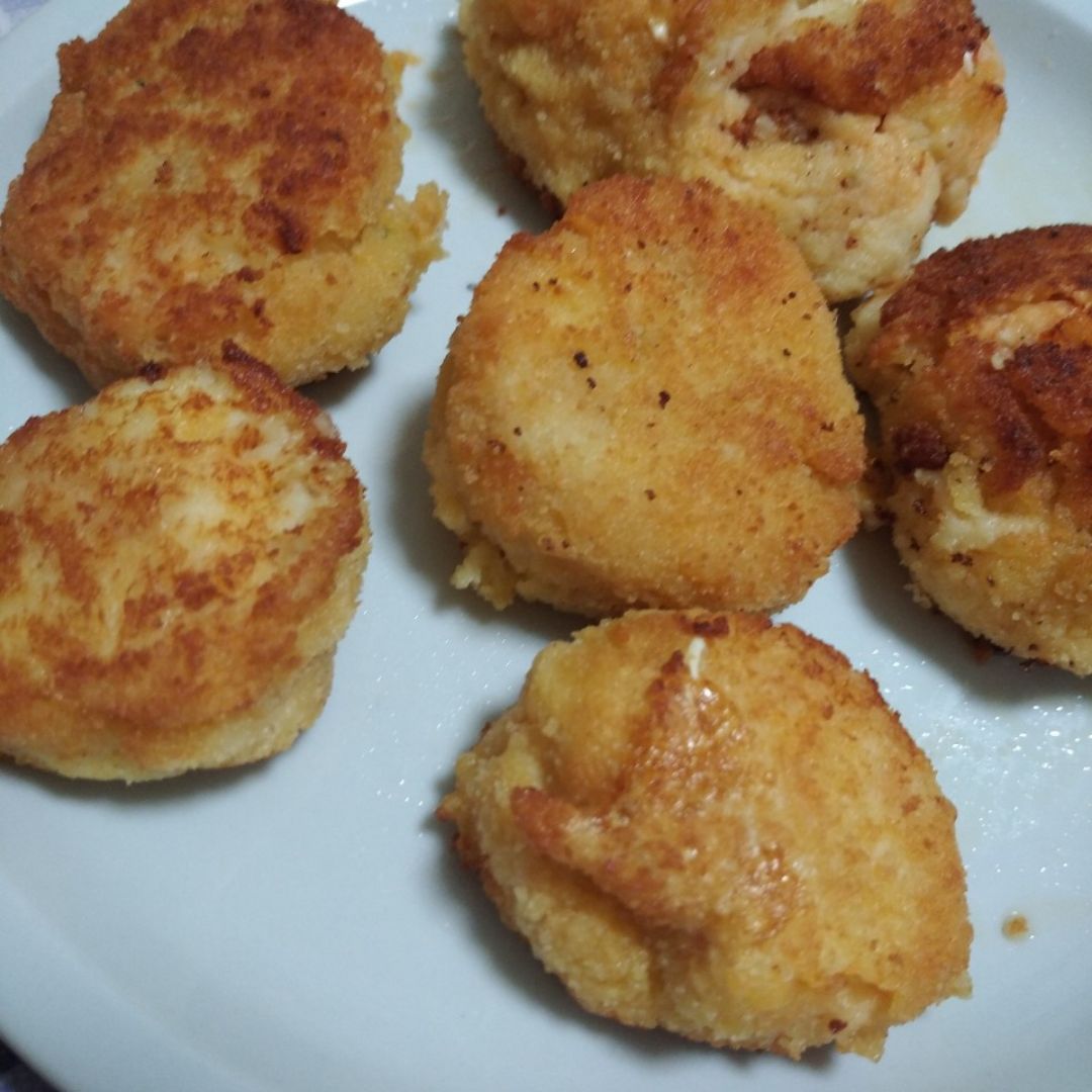 Bolas de patata rellenas de atún Bolas de patata rellenas de atún