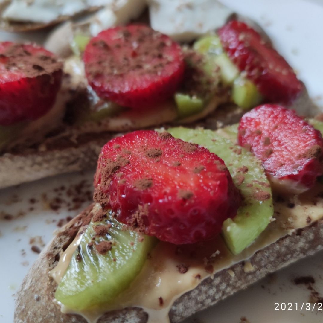 Tostadas con crema cacahuete , fruta y cacao Tostadas con crema cacahuete , fruta y cacao