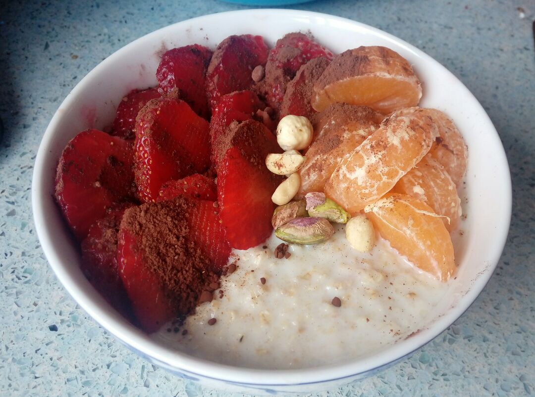 Porridge de Avena con Fresas, Mandarina y Frutos Secos