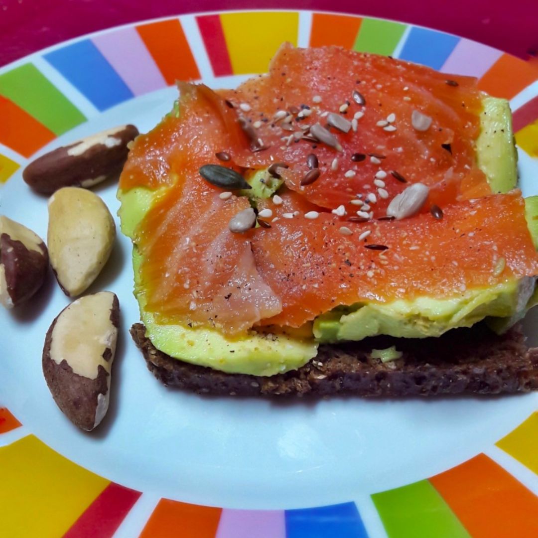 ~ Tostada de aguacate y salmón ~ ~ Tostada de aguacate y salmón ~