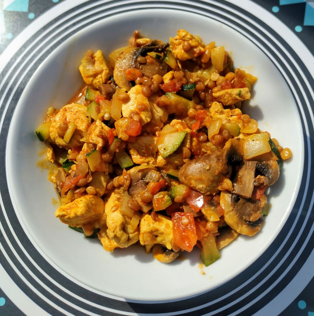 Curry rápido de lentejas, pollo y verduras