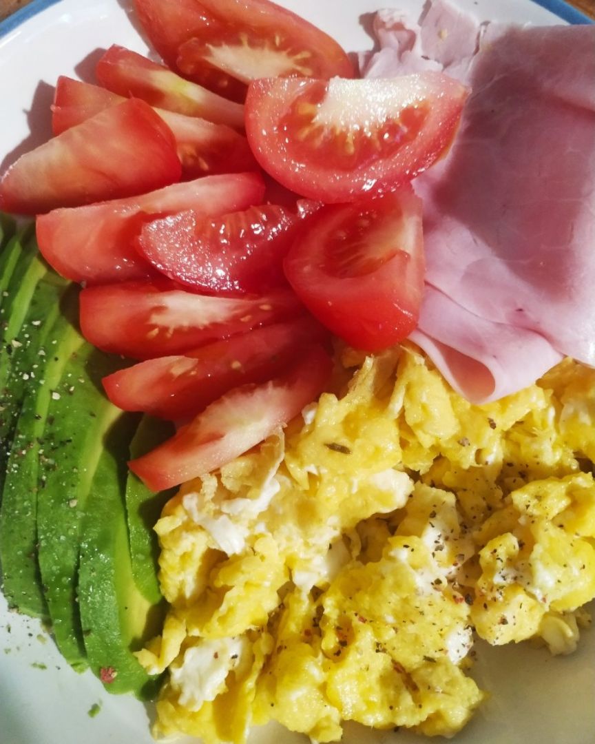Huevos revueltos con aguacate, tomate y jamón cocido