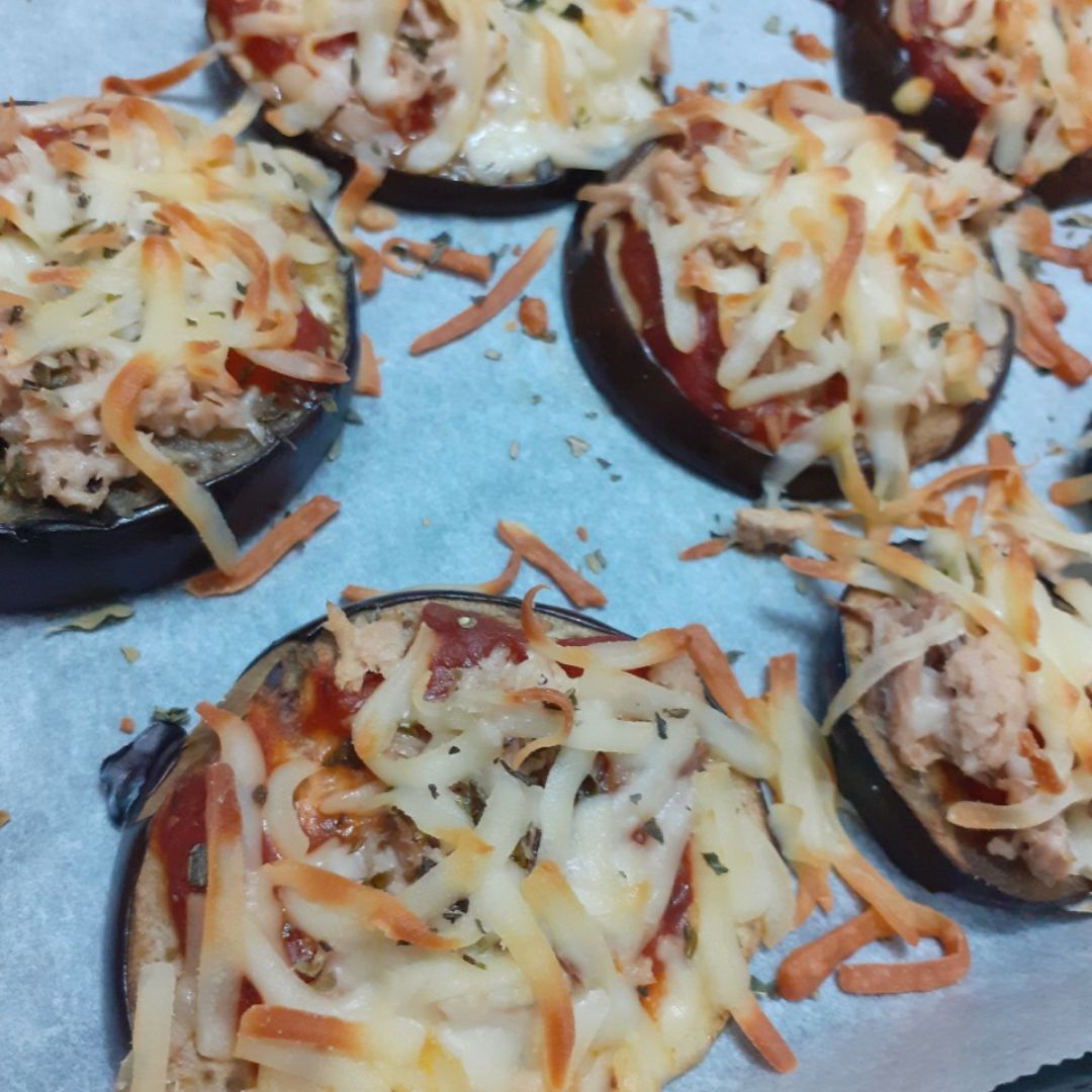 Mini pizzas de berenjena con atun y mozarella