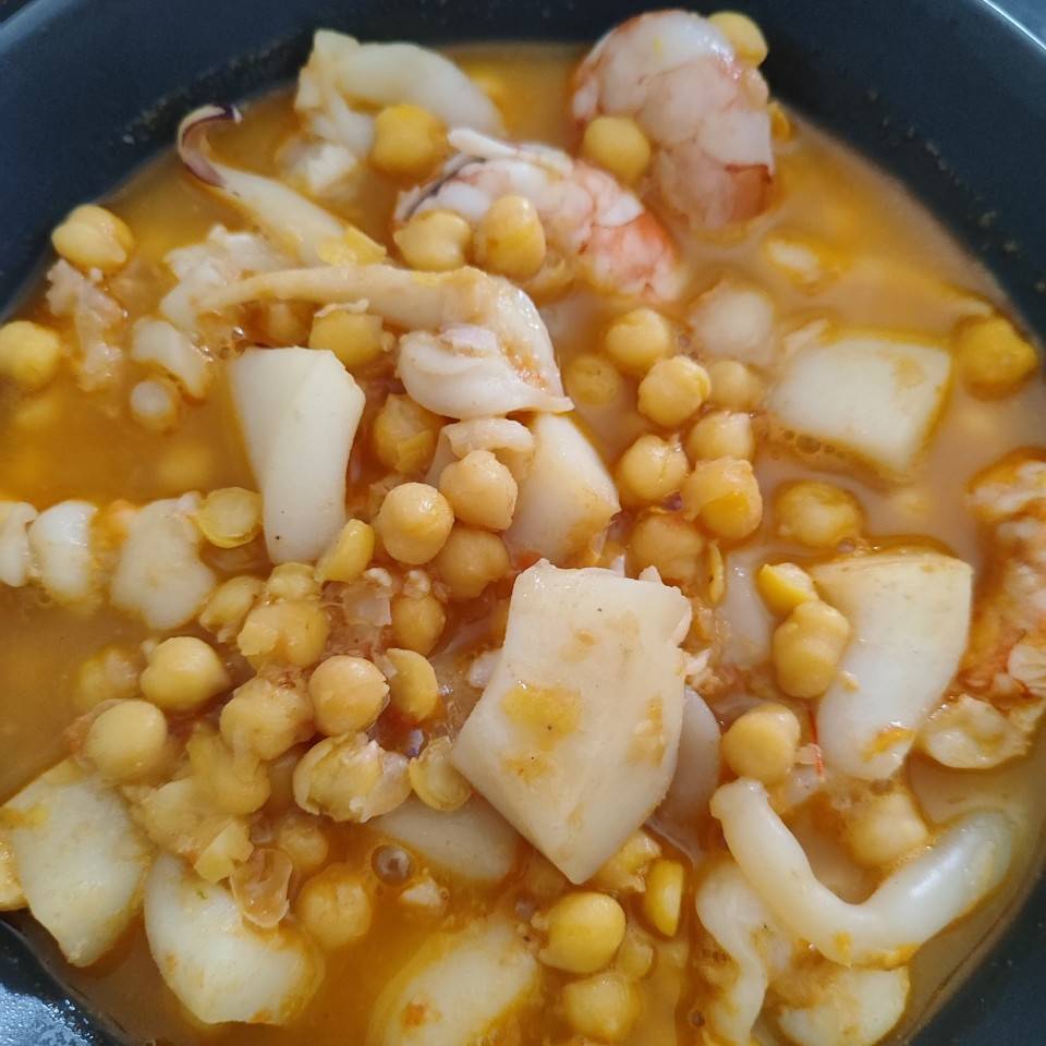 Garbanzos con sepia y langostinos Garbanzos con sepia y langostinos