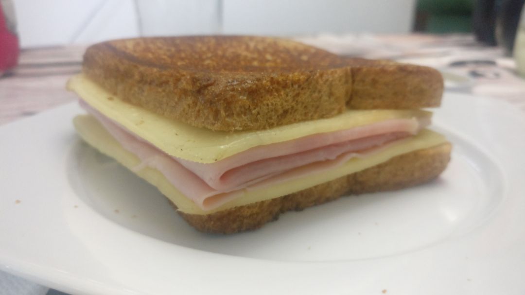 Sandwich jamón y queso