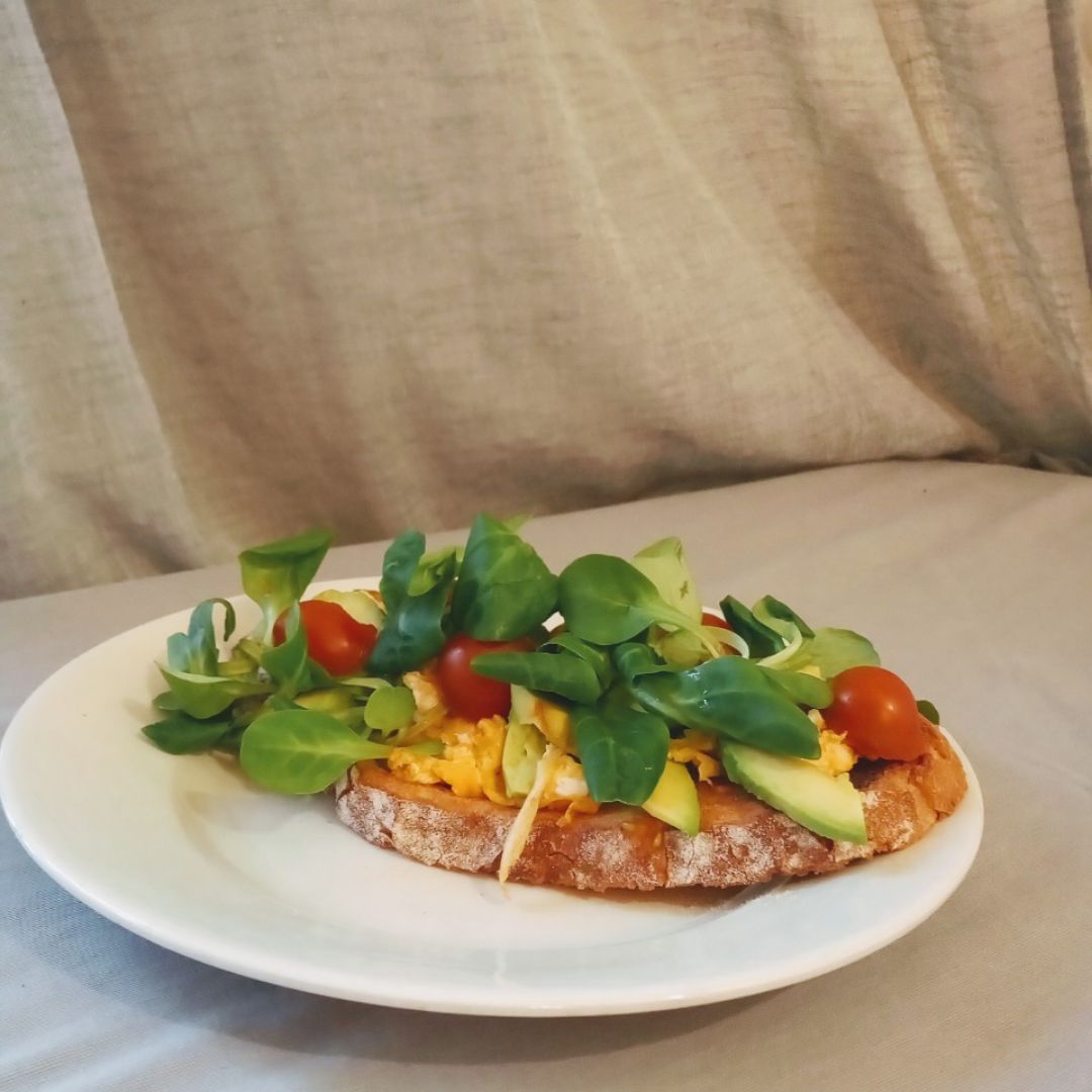 Tostada de huevo y aguacate