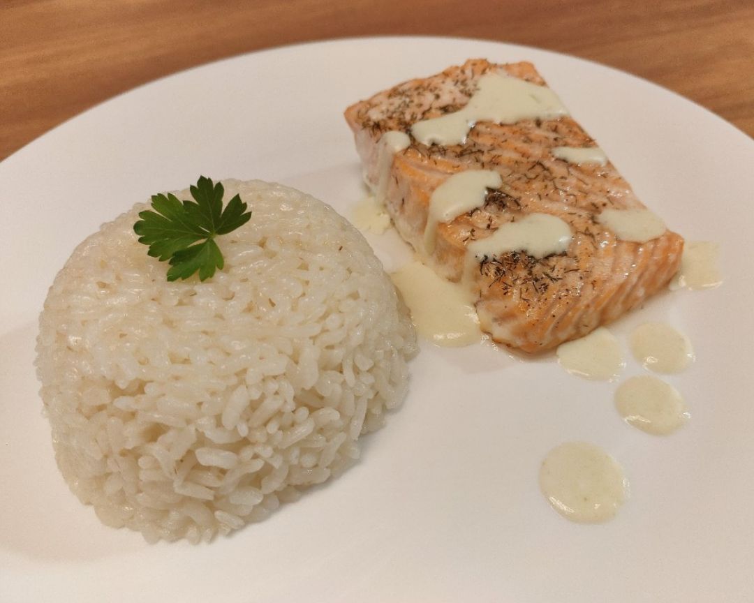 Salmón al horno con salsa de puerro y arroz Salmón al horno con salsa de puerro y arroz