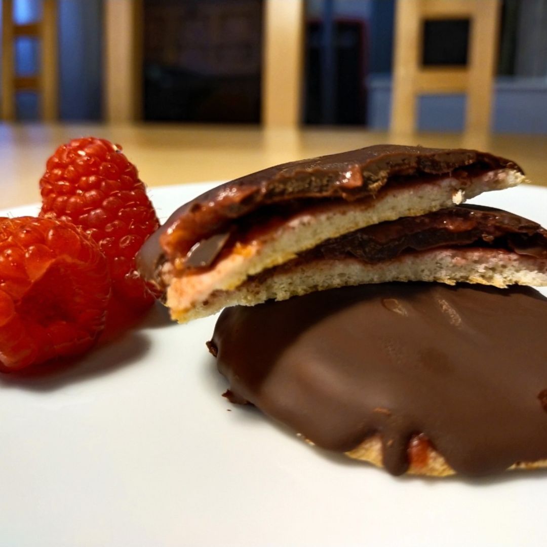 Galletas de chocolate rellenas de frambuesa