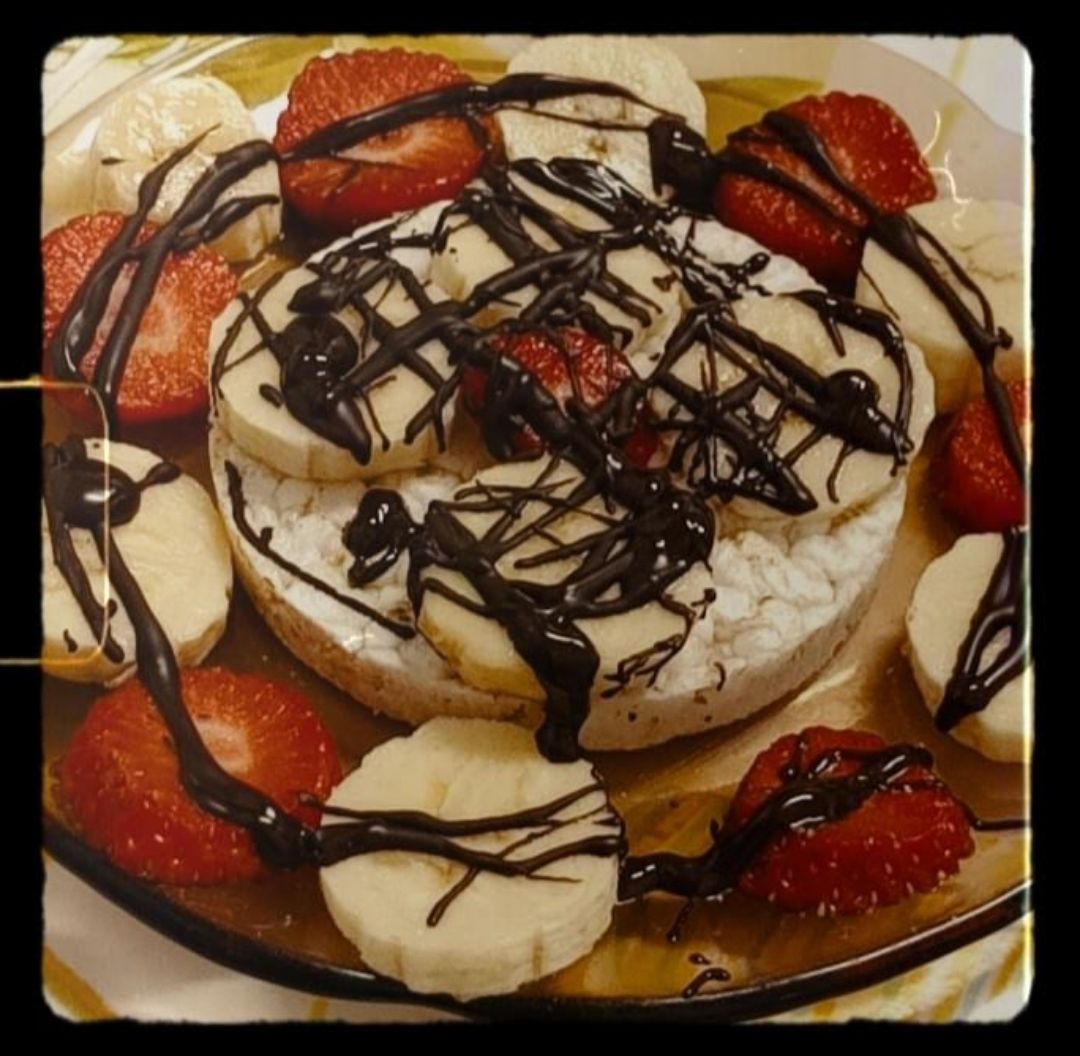 Tortitas de arroz, fruta y chocolate Tortitas de arroz, fruta y chocolate