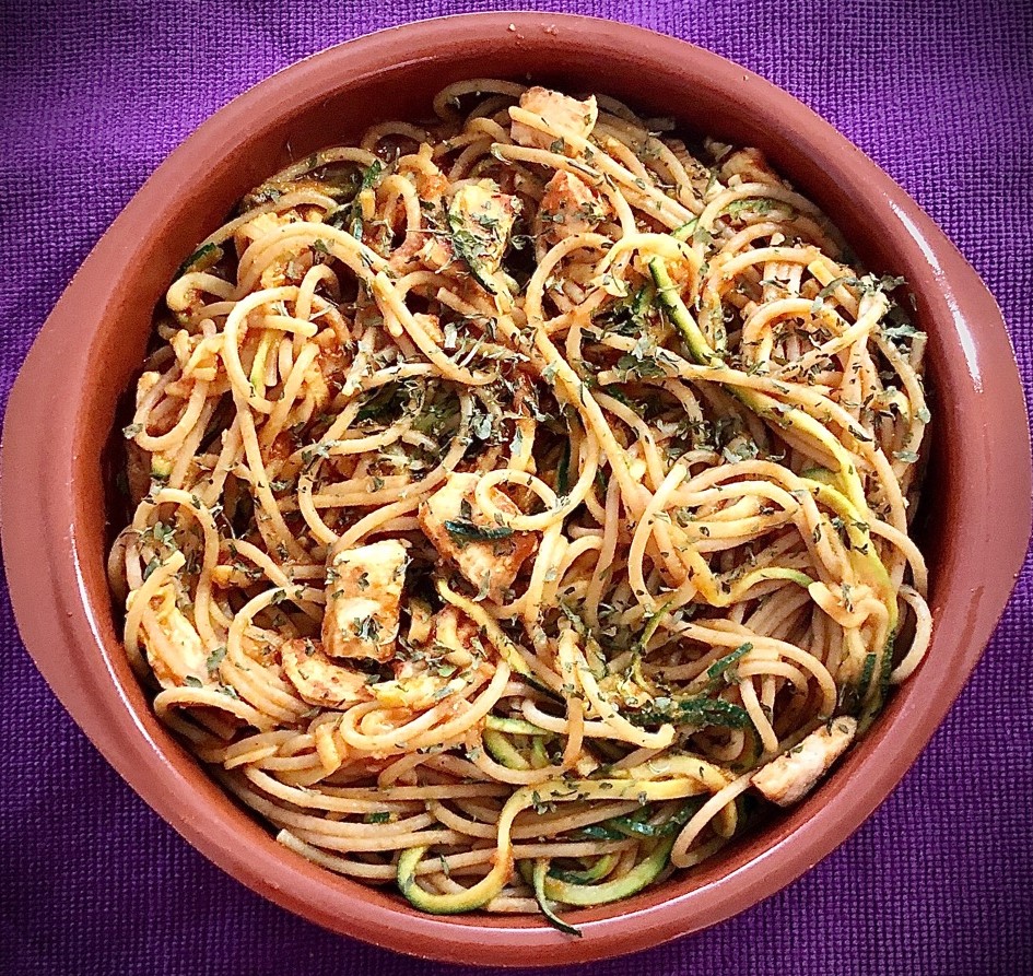 Espaguetis con calabacín y pavo