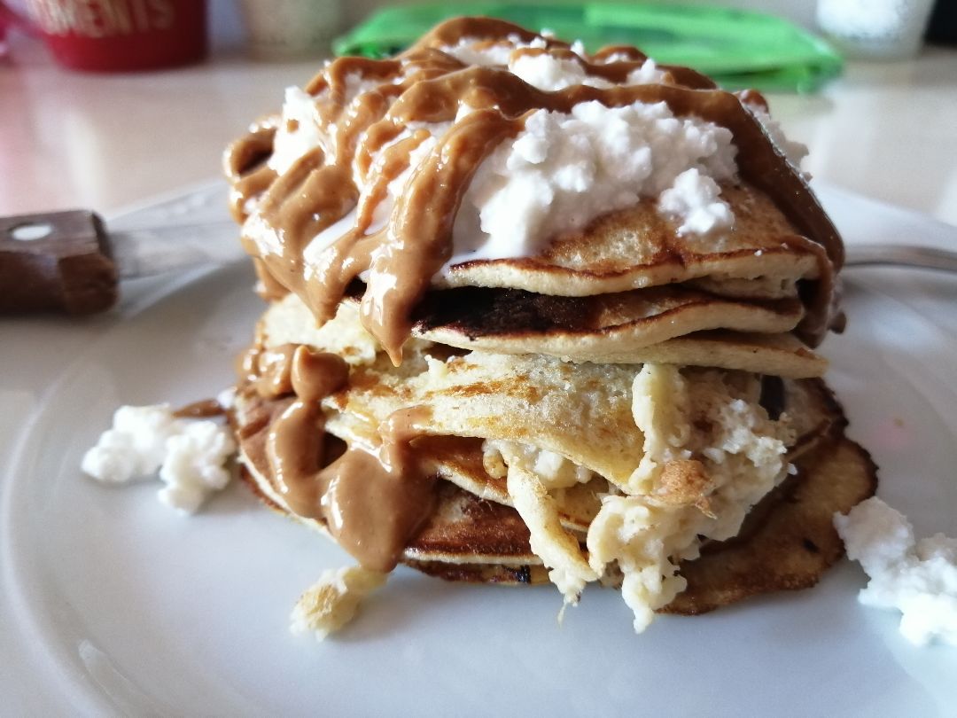 Tortitas de plátano con requesón y crema de cacahuete. 