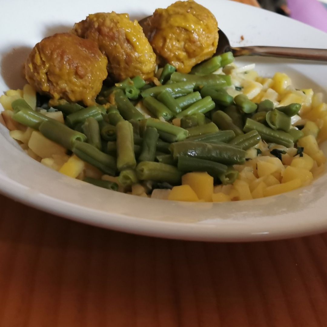 Albóndigas de pollo campero con patatas y verduras