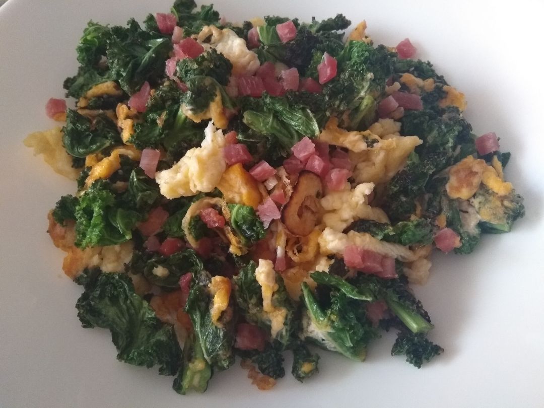 Kale salteado con huevo y jamón serrano Kale salteado con huevo y jamón serrano