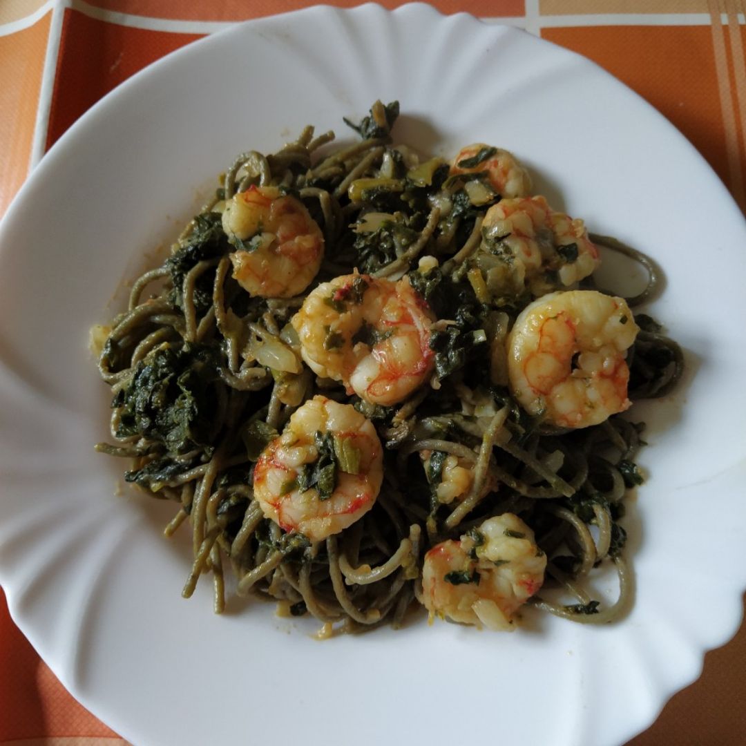 Espaguetis con gambas y espinacas Espaguetis con gambas y espinacas