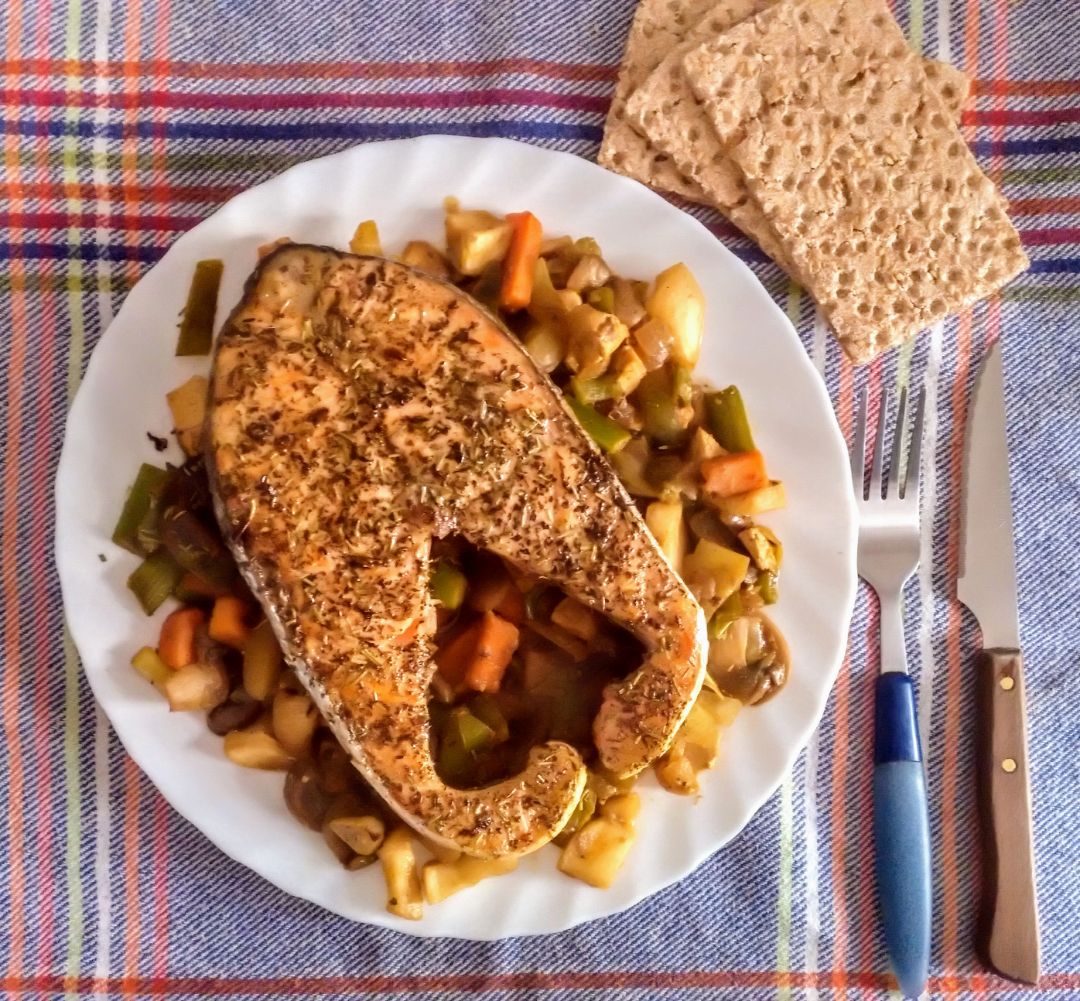 Salmón con Hierbas Provenzales y Verduras Salmón con Hierbas Provenzales y Verduras