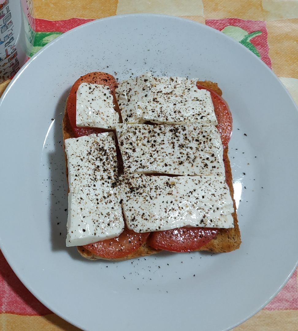 Tostada de tomate y queso fresco. Tostada de tomate y queso fresco.