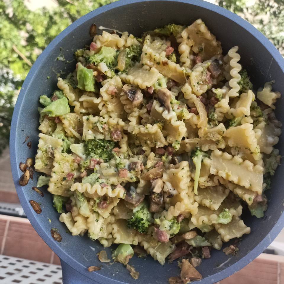 Macarrones con jamón verduras y salsa tipo carbonara Macarrones con jamón verduras y salsa tipo carbonara