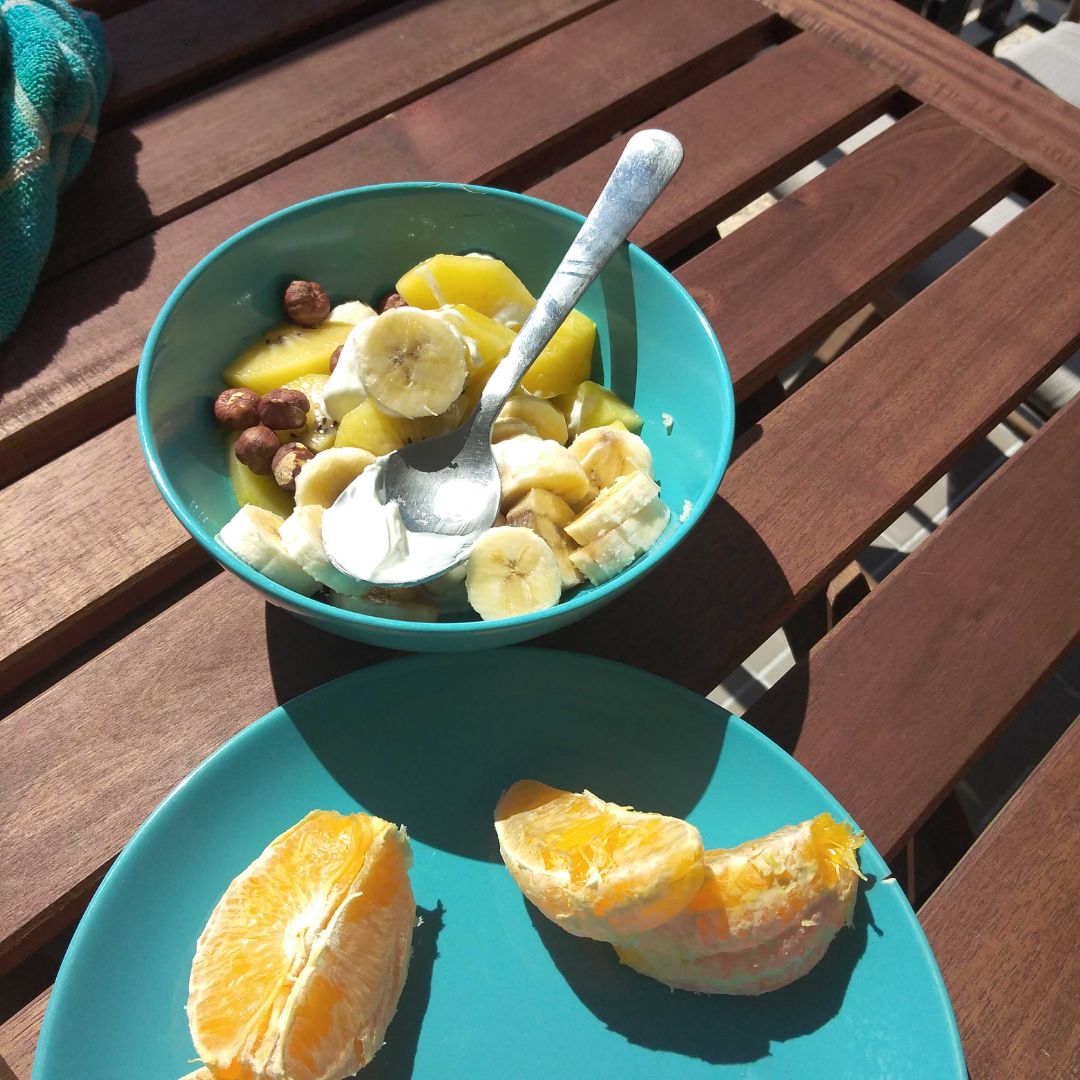 Fruta y yogur griego 