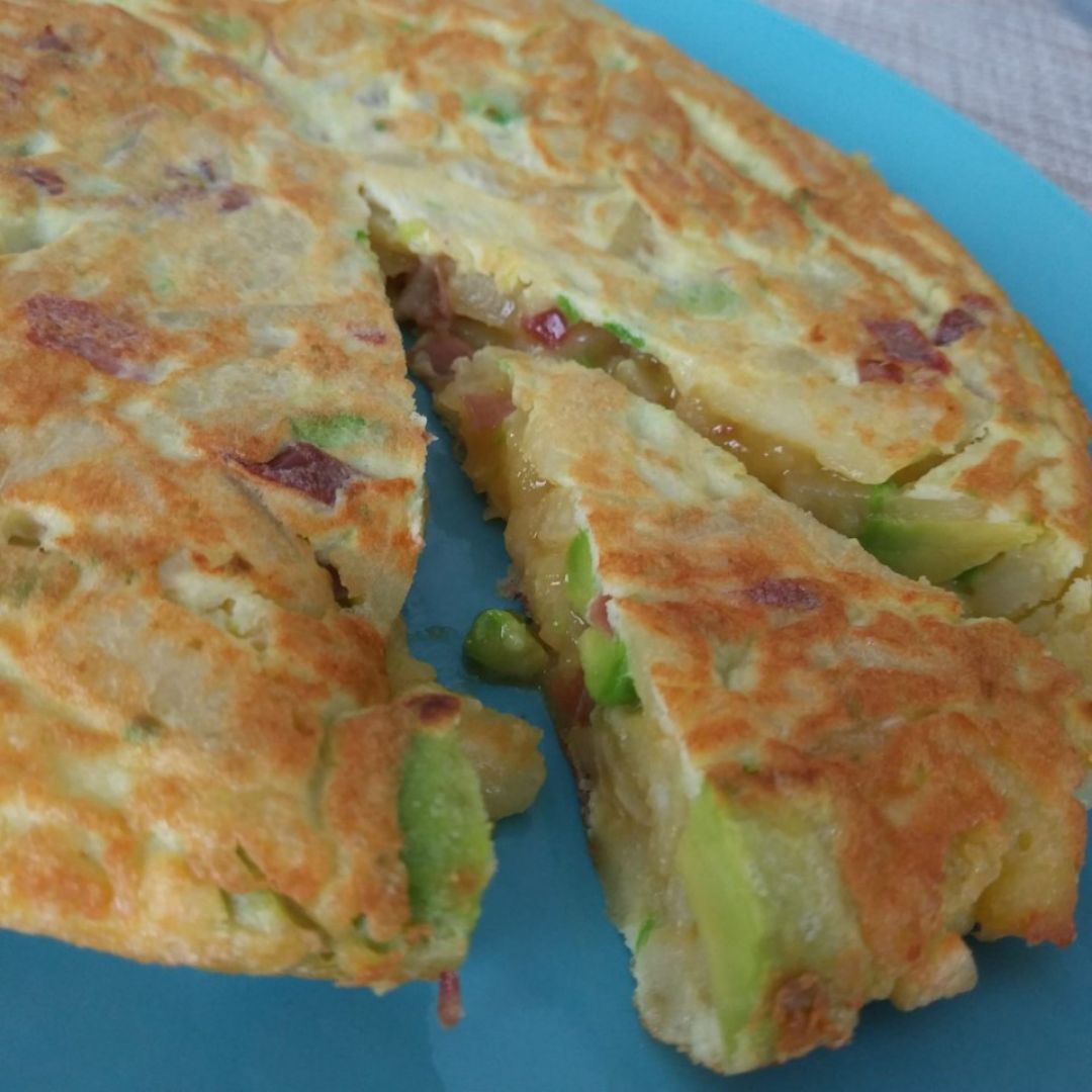 Tortilla fit con aguacate y cebolla roja Tortilla fit con aguacate y cebolla roja