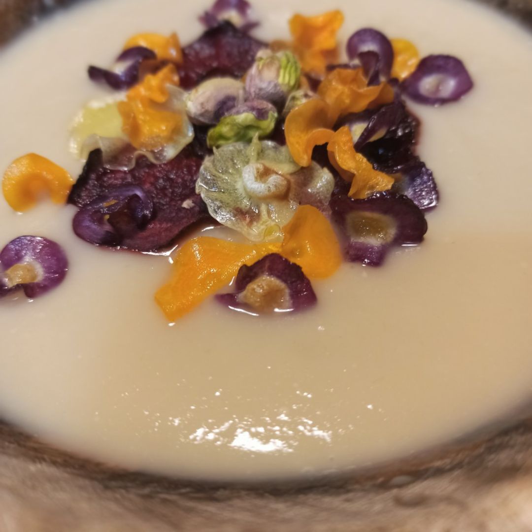 Crema de chirivias con chips vegetales Crema de chirivias con chips vegetales